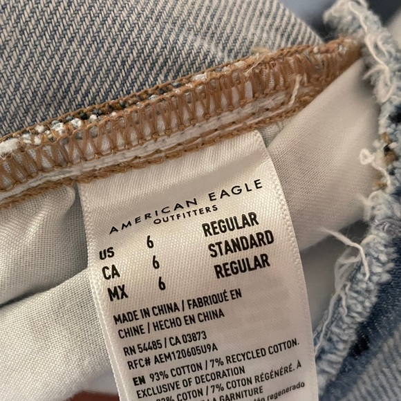 American Eagle Distressed 90s Straight Leg Light Wash Denim Jeans Size 6 - Picture 10 of 11